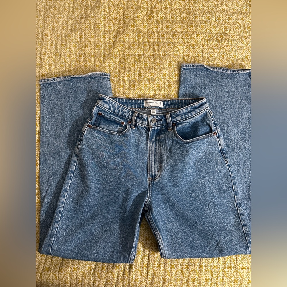 Abercrombie Curve Love 90s Relaxed Jean High Rise